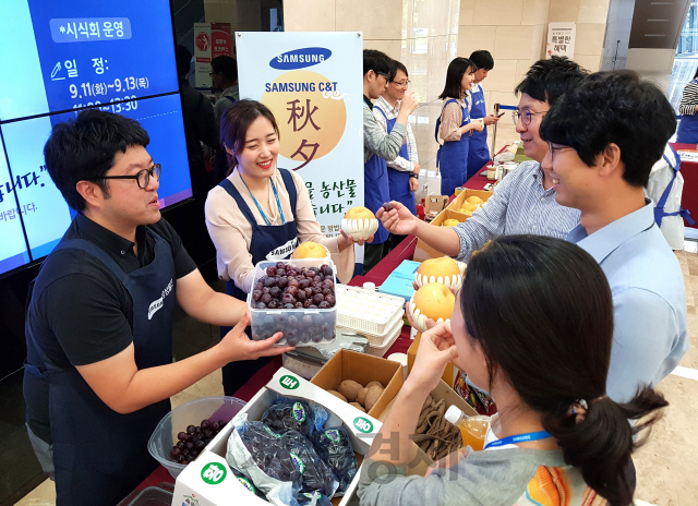 삼성물산 직원들이 자매결연을 맺은 마을의 특산품을 판매하고 있다./사진제공=삼성물산