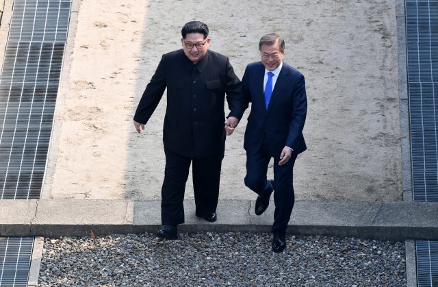 문재인 대통령과 북한 김정은 국무위원장이 지난 4월 판문점 군사분계선 북측으로 넘어갔다가 다시 남측으로 넘어오고 있다./연합뉴스