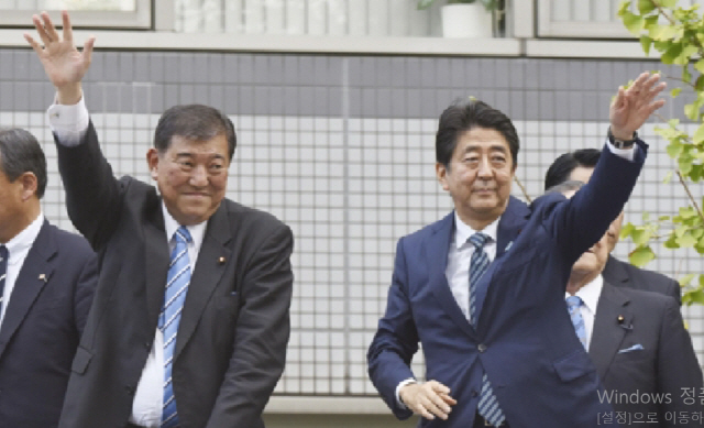 지난 5일 일본 사가시에서 열린 자민당 총재선거 거리 연설에서 아베 신조(오른쪽) 일본 총리와 이시바 시게루 전 자민당 간사장이 지지자들에게 손을 흔들고 있다. /사가=교도연합뉴스