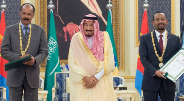 16일 아페웨르키 에리트레아 대통령(왼쪽)과 아흐메드 에티오피아 총리(오른쪽)가 평화협정에 서명한 후 기념 촬영하고 있다. 가운데는 이번 협정을 주선한 살만 사우디 국왕. /연합뉴스