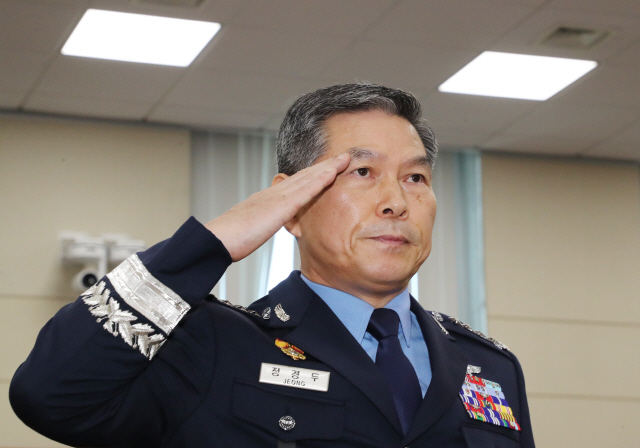 정경두 국방부 장관 후보자가 17일 국회에서 열린 인사청문회에서 모두발언을 마치고 거수경례하고 있다. /연합뉴스