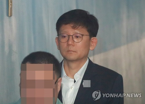 장호중 전 부산지검장이 ‘국정원 수사 방해’ 사건 재판에 출석하기 위해 지난 28일 오후 서울 서초동 중앙지법 청사에 들어서고 있다./연합뉴스