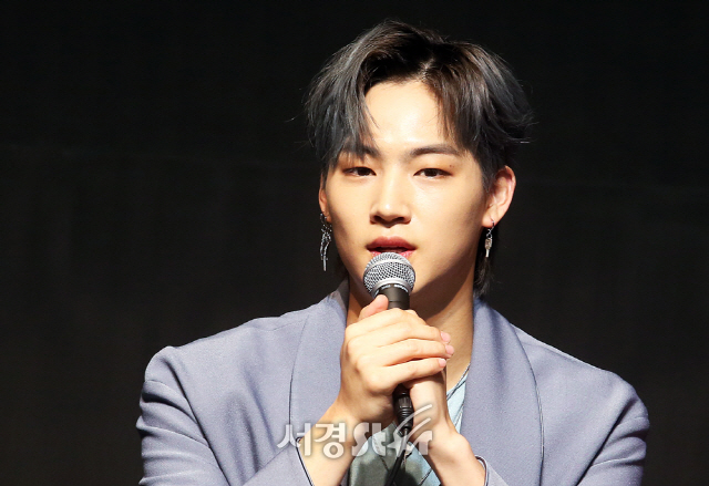 보이그룹 갓세븐 JB(리더)가 17일 서울 서초구 반포 JW메리어트호텔에서 열린 GOT7 정규앨범 3집‘Present : YOU’제작발표회에 참석하고 있다.