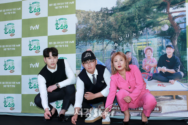 황찬성, 한태웅, 박나래가 tvN 예능 ‘풀 뜯어먹는 소리-가을편’ 제작발표회에 참석해 포토타임을 갖고 있다.
