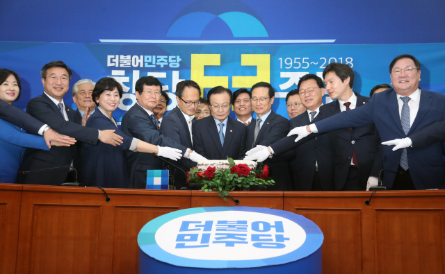 이해찬 더불어민주당 대표 및 지도부가 17일 오전 국회에서 열린 더불어민주당 창당 63주년 기념식에서 기념 떡을 자르며 기념촬영을 하고 있다./연합뉴스