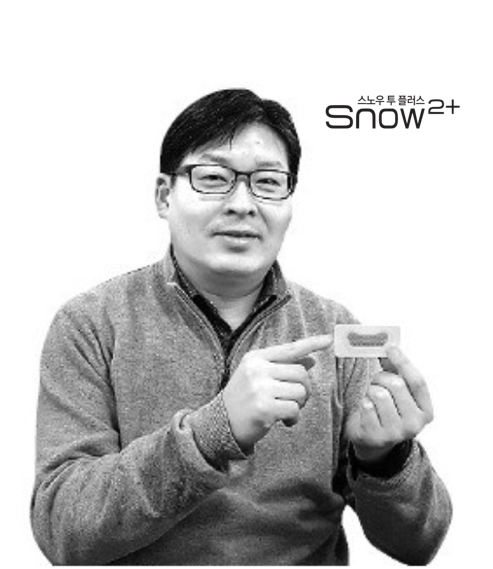 조성윤(43) 랩앤피플 대표가 마이크로 니들패치를 소개하고 있다./사진제공=랩앤피플