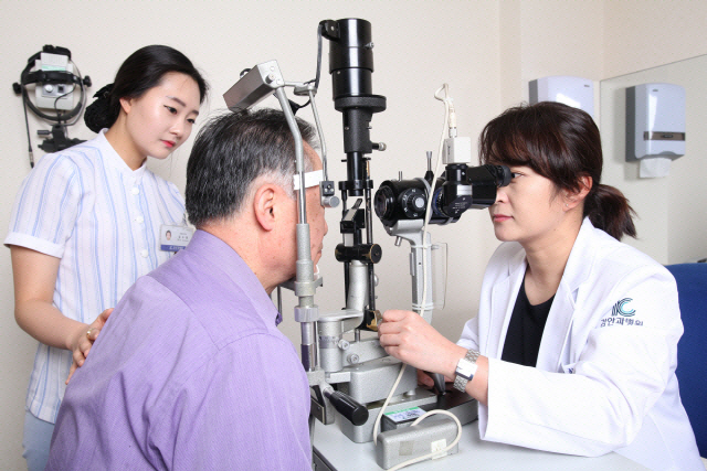 김안과병원 의료진이 세극등 현미경을 이용해 백내장 진행 상태를 살펴보고 있다. /사진제공=김안과병원