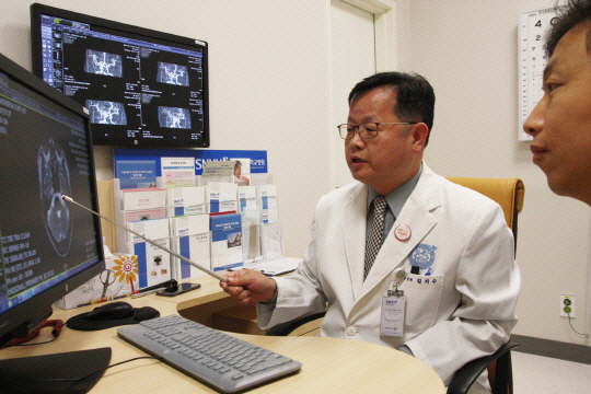 김지수 분당서울대병원 어지럼증센터장이 어지럼증 환자에게 뇌 영상을 보여주며 원인과 치료법을 설명하고 있다. /사진제공=분당서울대병원