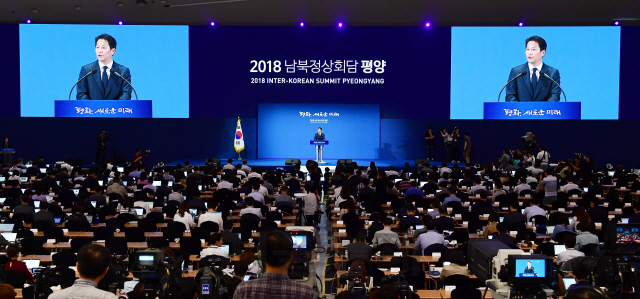 임종석 평양 남북정상회담 준비위원장이 17일 서울 동대문디자인플라자에 마련된 남북정상회담 메인 프레스센터에서 정상회담 세부 일정과 주요 진행 상황에 대한 브리핑을 하고 있다./권욱기자