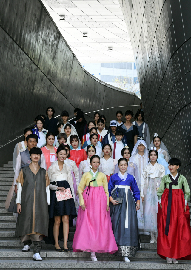 17일 오전 서울 중구 동대문디자인플라자에서 열린 서울디자인클라우드 개막식에서 청년 디자이너 100명이 만든 디자인 한복을 입은 모델들이 개막 축하 패션쇼를 하고 있다./권욱기자