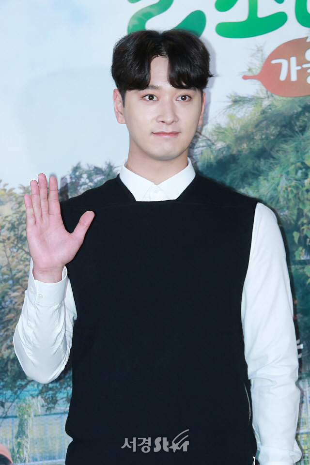 2PM 멤버 황찬성이 tvN 예능 ‘풀 뜯어먹는 소리-가을편’ 제작발표회에 참석해 포토타임을 갖고 있다.