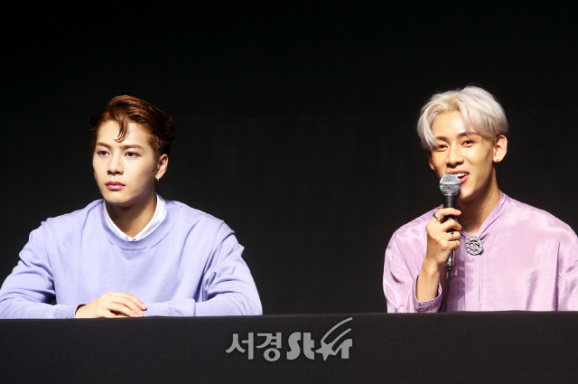 보이그룹 갓세븐 잭슨, 뱀뱀이 17일 서울 서초구 반포 JW메리어트호텔에서 열린 GOT7 정규앨범 3집‘Present : YOU’제작발표회에 참석하고 있다.