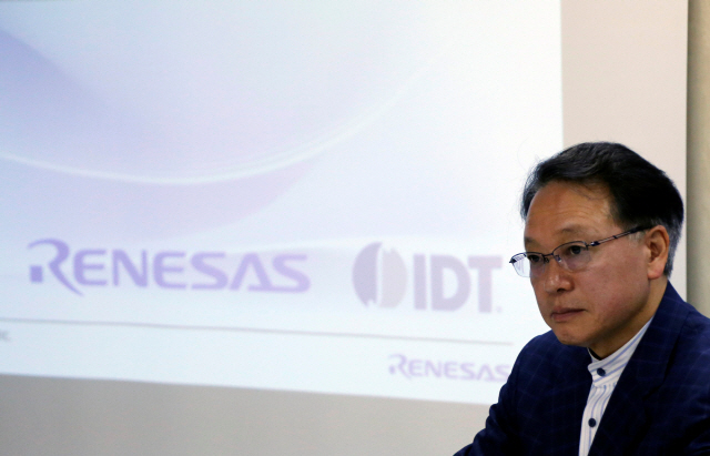 지난 11일 구레 분세이 르네사스일렉트로닉스 대표가 일본 도쿄에서 열린 기자회견에서 미국 반도체 설계전문 기업 IDT 인수합병을 발표한 후 기자들의 질문에 답하고 있다. /로이터연합뉴스