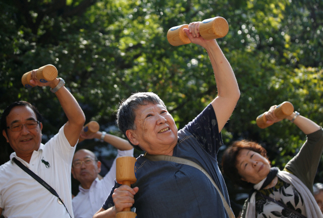 일본 ‘노인의 날’을 맞은 17일 도쿄의 한 공원에서 노인들이 모여 체조를 하고 있다. /도쿄=로이터연합뉴스
