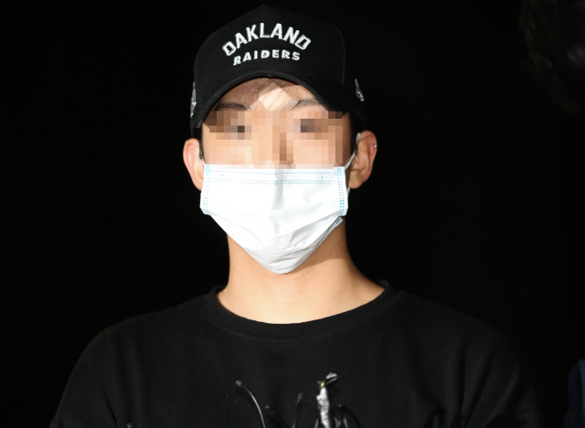 아이돌 그룹 카라 출신인 구하라(27)씨의 남자친구 A씨가 17일 서울 강남경찰서에 출두해 취재진의 질문에 답하고 있다./연합뉴스