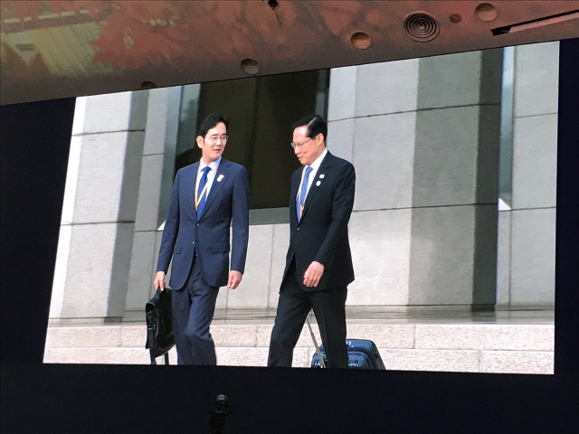 이재용(왼쪽) 삼성전자 부회장이 송영무 국방부장관과 18일 오전 성남 서울공항에서 공군1호기에 탑승하기 위해 이동하고 있다. /서울프레스센터 생중계 캡쳐