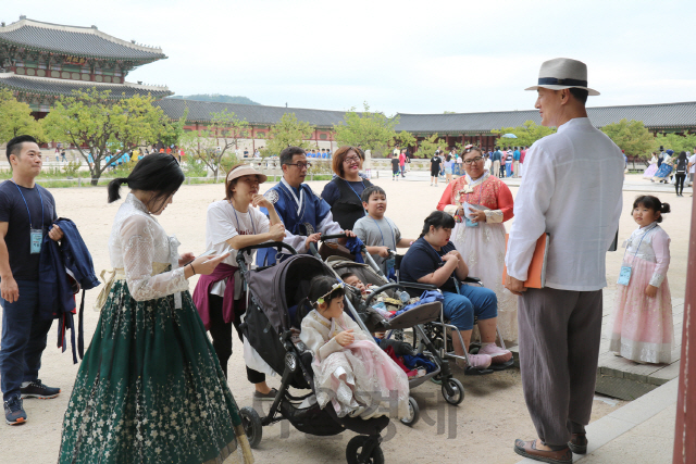 [서울경제TV] 현대모비스, 장애아동 가족들과 가을 힐링여행