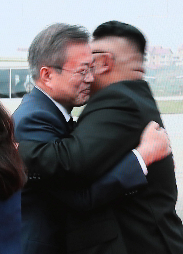 文대통령·김위원장, 115일 만에 만나서 포옹…평양선 첫 대면