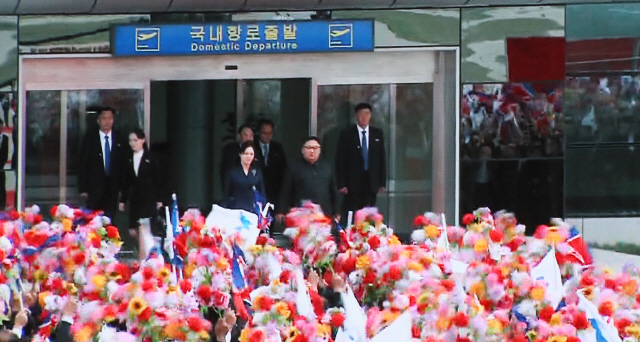 남북정상회담을 위해 18일 평양 순안공항에 도착한 문재인 대통령을 영접하러 나온 김정은 북한 국무위원장과 리설주 여사./연합뉴스