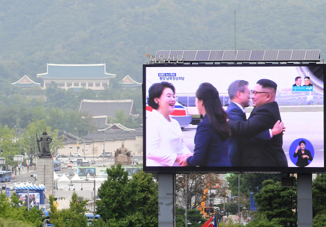 다시 만난 문재인 대통령과 김정은 위원장 '포옹'