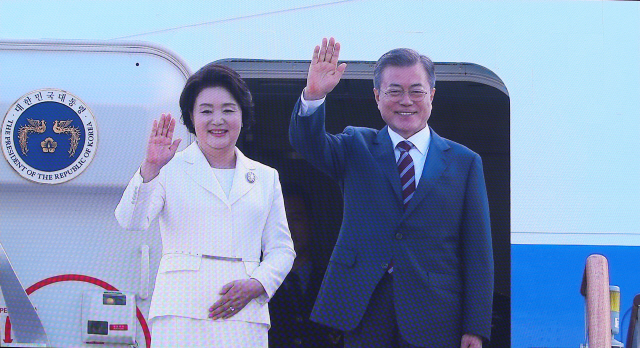 18일 오전 서울공항에서 문재인 대통령과 부인 김정숙 여사가 남북정상회담을 위해 평양으로 출발하는 전용기에 올라 손흔들어 인사하는 장면이 이날 서울 중구 DDP 메인프레스센터에 중계되고 있다./연합뉴스