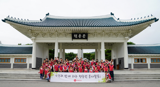 롯데건설 임직원들이 15일 서울 동작구 현충문 앞에서 봉사활동을 마치고 기념촬영을 하고 있다. 이날 임직원들은 순국선열과 호국영령의 희생을 기리는 참배를 한 뒤 묘비 닦기 및 잡초 제거 등을 하는 시간을 가졌다. /사진제공=롯데건설