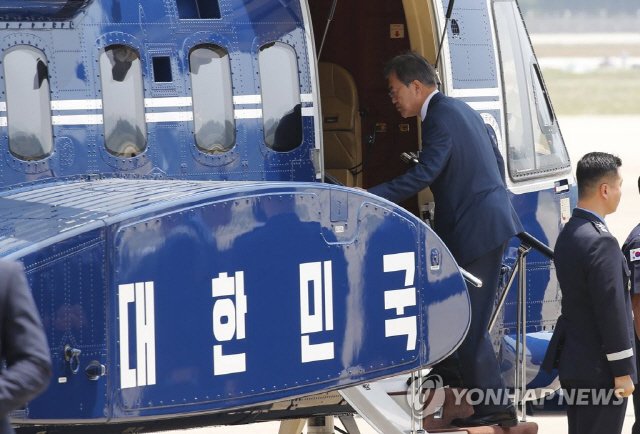 전용헬기에 탑승하고 있는 문재인 대통령. /연합뉴스