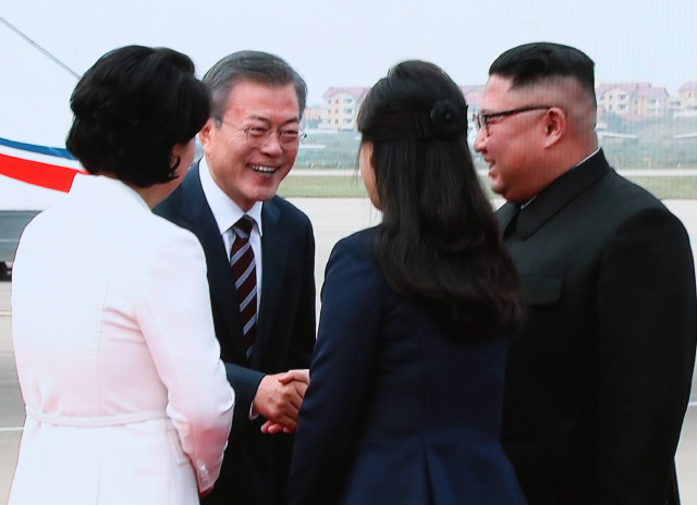 18일 평양 순안공항에 도착한 문재인 대통령 내외가 마중 나온 김정은 북한 국무위원장 내외와 인사하는 장면이 이날 서울 중구 DDP 메인프레스센터에 중계되고 있다./연합뉴스