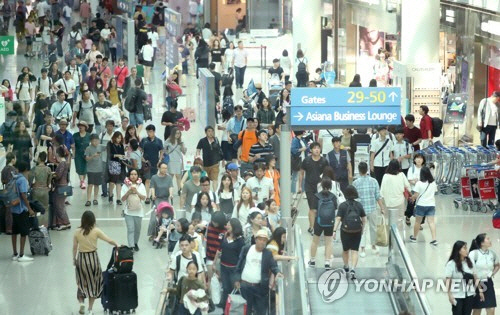 여행객들로 붐비는 인천국제공항/연합뉴스