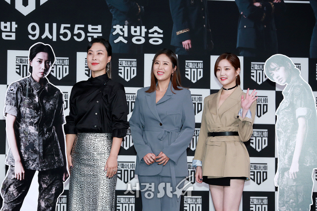 김재화, 신지, 이유비가 MBC 새 예능 ‘진짜사나이300’ 제작발표회에 참석해 포토타임을 갖고 있다.