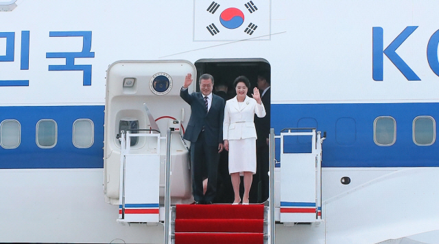 2018남북정상회담평양‘의 첫날인 18일 평양 순안공항에 도착한 문재인 대통령과 김정숙 여사 모습이 이날 서울 중구 DDP 메인프레스센터에 중계되고 있다. /연합뉴스