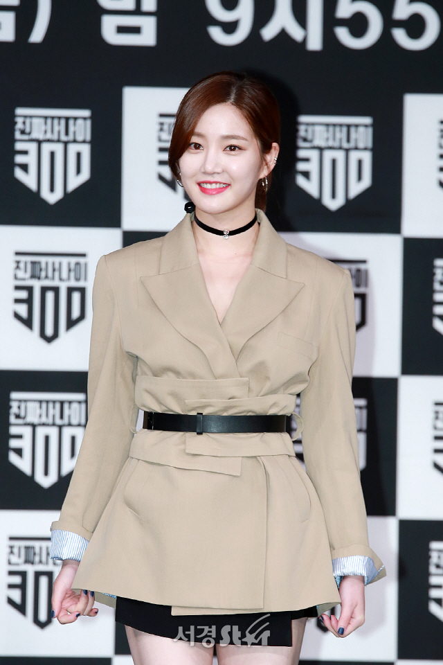 배우 이유비가 MBC 새 예능 ‘진짜사나이300’ 제작발표회에 참석해 포토타임을 갖고 있다.