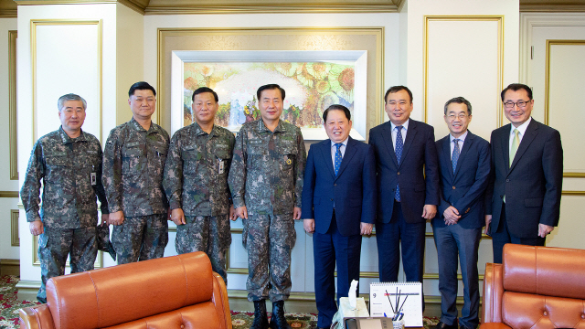 이정기(오른쪽 네 번째) 한국선급 회장과 심승섭(〃 다섯번째) 해군참모총장이 기념촬영을 하고 있다./사진제공=한국선급