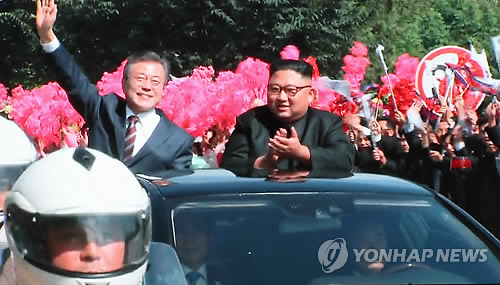 문재인 대통령·김정은 위원장, 오후 3시30분부터 첫회담…차량 동승해 카퍼레이드