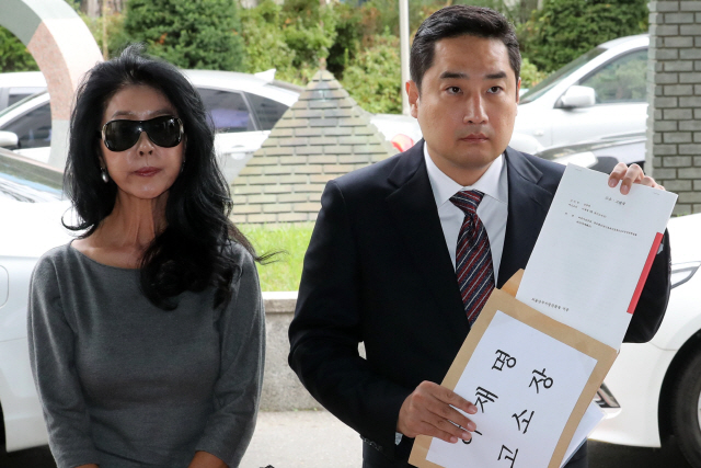 김부선, 이재명 지사 검찰 고소…'법의 심판 받게 할 것'