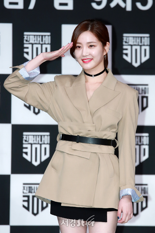 배우 이유비가 MBC 새 예능 ‘진짜사나이300’ 제작발표회에 참석해 포토타임을 갖고 있다.