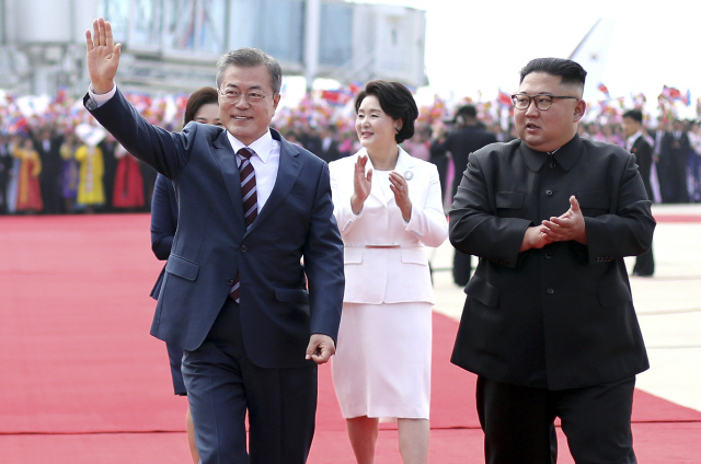 ‘2018남북정상회담평양’의 첫날인 18일 평양 순안공항에 도착한 문재인 대통령과 부인 김정숙 여사가 김정은 북한 국무위원장과 함께 환영 나온 평양 시민들에게 인사하고 있다. /연합뉴스