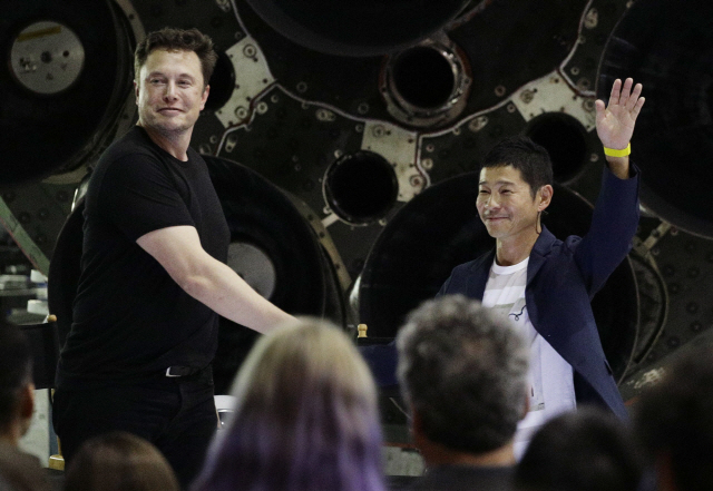 민간 우주탐사기업 스페이스X 창업자 일론 머스크(왼쪽)가 17일(현지시간) 미국 캘리포니아주 호손에 있는 스페이스X 본사에서 차세대 우주선 ‘BFR’을 타고 민간인 최초로 달 여행을 하게 될 인물로 일본 억만장자 마에자와 유사쿠 씨(오른쪽)를 소개한 뒤 악수를 나누고 있다. /AP=연합뉴스