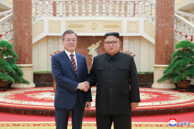 남북정상, 2일차 회담 종료…합의문 서명·공동기자회견 진행