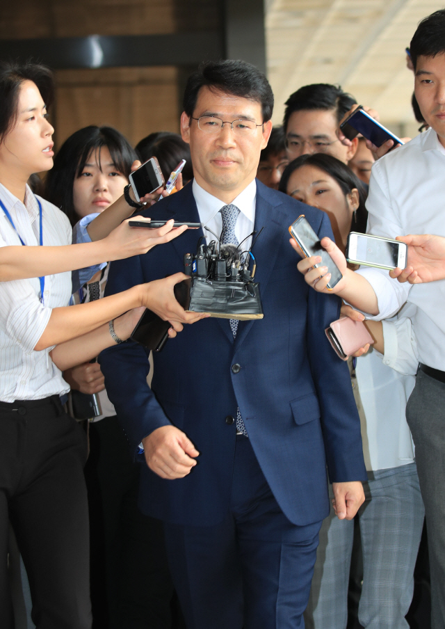 지난 2016년 최유정 변호사의 전관 로비 사건 수사기록을 법원행정처에 전달하고 영장심사에 영향력을 행사했다는 의혹을 받는 신광렬 전 서울중앙지법 형사수석부장판사(현 서울고등법원 부장판사)가 19일 오전 서울 중앙지검에 출석하고 있다. /연합뉴스