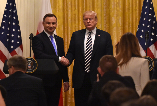 도널드 트럼프 미국 대통령은 안제이 두다 폴란드 대통령과 정상회담에서 한미 FTA 개정안이 공정한 합의라고 평가했다./AFP = 연합뉴스