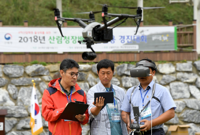 산림청 산림청장배 드론활용 경진대회에서 산림청 직원이 드론으로 과제를 시연하고 있다. 사진제공=산림청