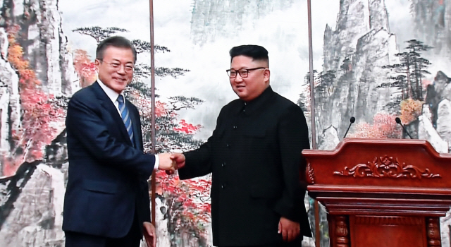 남북정상 '핵 위협없는 평화의 한반도…군사적 적대관계 종식'