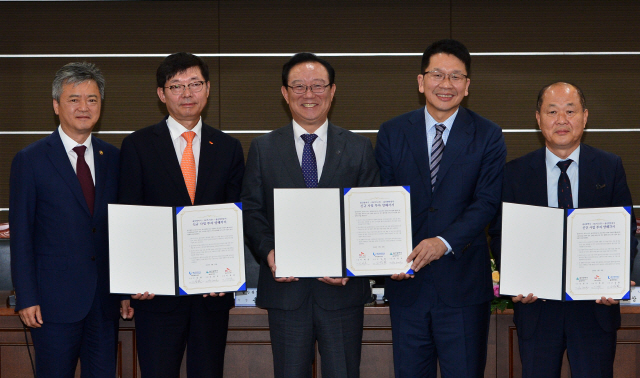 19일 울산시청 본관에서 이인호 산업통상자원부 차관(왼쪽부터)과 이재훈 SK가스 사장, 송철호 울산시장, 최창원 SK디스커버리 부회장, 고상환 울산항만공사 사장 등이 SK가스의 2조원 규모 신규 사업 투자 양해각서에 서명한 뒤 이를 기념하고 있다. /울산=장지승기자