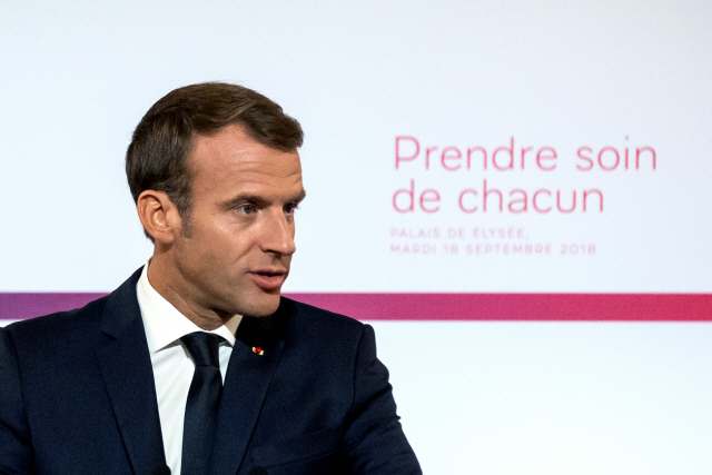 에마뉘엘 마크롱 프랑스 대통령이 18일(현지시간) 엘리제궁에서 의료정책 개편안을 발표하고 있다. /파리=로이터연합뉴스