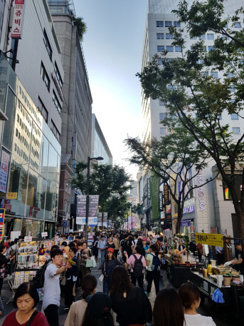 추석을 한 주 앞둔 지난 17일 서울 명동 상점가가 사람들로 붐비고 있다.    /허세민기자