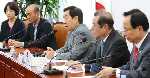 자유한국당 김성태 원내대표(가운데)가 19일 오전 국회에서 열린 비상대책위원회·중진의원 연석회의에서 발언하고 있다. /연합뉴스