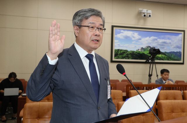 이재갑 고용노동부 장관 후보자가 19일 국회에서 열린 인사청문회에서 선서하고 있다./연합뉴스