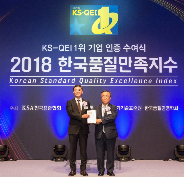 18일 서울 중구 소공동 롯데호텔에서 열린 ‘2018 한국품질만족지수’ 1위 기업 인증 수여식에 참여한 김지섭(왼쪽) 메르세데스-벤츠 코리아 고객 서비스 부문 총괄 부사장이 이상진 한국표준협회장으로부터 수입 자동차 애프터세일즈 서비스 부문 1위 인증서를 받고 있다. /사진제공=메르세데스-벤츠코리아