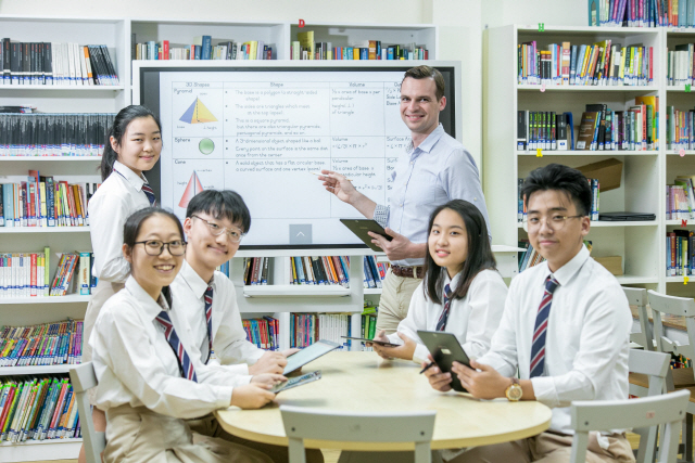 삼성전자가 싱가포르 한국국제학교에 신개념 디지털 필기도구 ‘삼성 플립’을 공급하며 스마트 스쿨 사업에 앞장서고 있다. 450여명의 학생이 재학 중인 한국국제학교에서 55인치 UHD 디스플레이와 펜 기능이 결합된 플립으로 수업이 진행되고 있다./사진제공=삼성전자